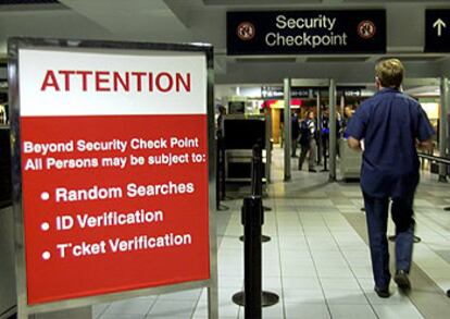 Control de pasaportes en el aeropuerto de Boston, con las medidas de seguridad adoptadas tras el 11-S.