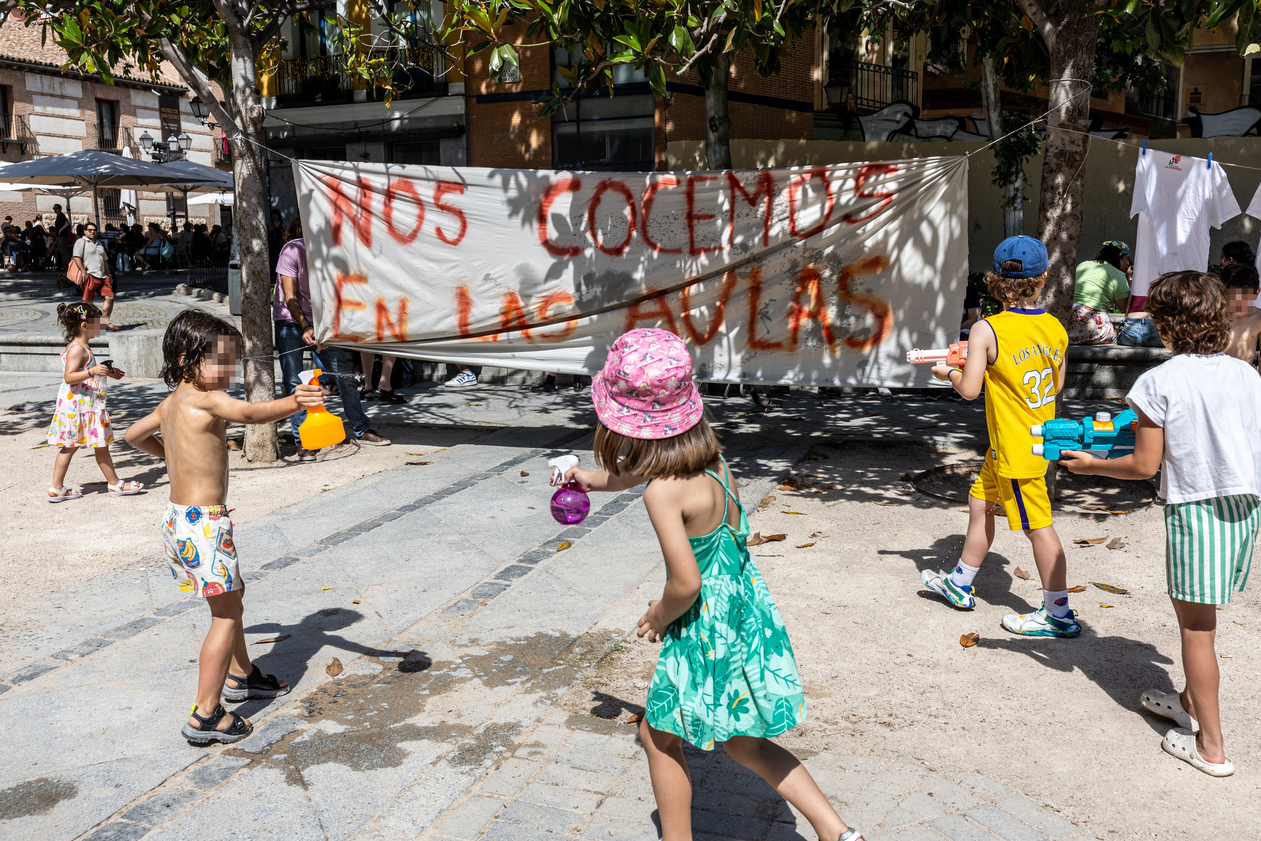 Protesta de los vecinos de La Latina ante la inacción de la Administración autonómica frente a las olas de calor y la falta de climatización en los colegos, Reclaman una climatización y un acondicionamiento térmico de aulas y patios.