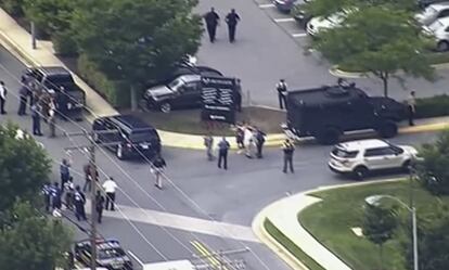 Várias pessoas abandonam o jornal Capital Gazette após o tiroteio.