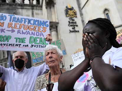 Protesta contra la deportación de demandantes de asilo a Ruanda, el 13 de junio en Londres.