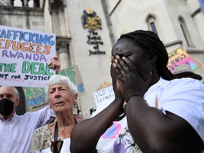 Manifestantes contrarios a las deportaciones de inmigrantes a Ruanda, el 13 de junio de 2022 ante el Tribunal Superior de Justicia en Londres