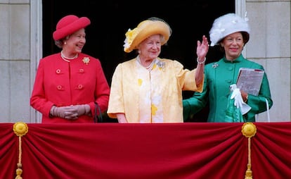 De izquierda a derecha, la reina Isabel II, la Reina Madre, y la princesa Margarita, el 8 de mayo de 1995, en el palacio de Buckingham, en Londres (Inglaterra).