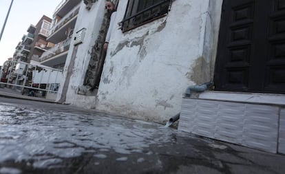 La salida de agua a la acera que ha tenido que instalar uno de los vecinos.