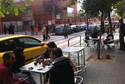 Vecinos tomando el aperitivo frente a un colegio electoral en Santa Coloma de Gramenet