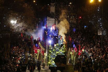 Las carrozas reales en su recorrido que ha contado con un gran desfile ambientado en el viaje mágico por los cinco continentes.