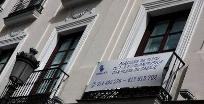 Vista de un cartel para alquilar un local en el centro de Madrid.