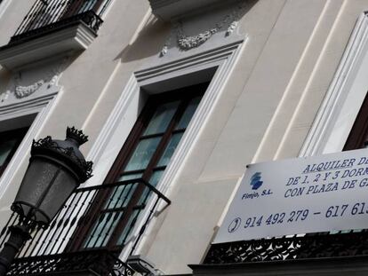 Vista de un cartel para alquilar un local en el centro de Madrid.