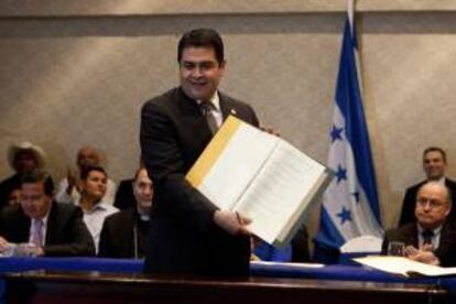 Fotografía tomada el pasado 14 de enero en la que se registró al presidente electo de Honduras, Juan Orlando Hernández, tras firmar un Pacto por Honduras con representantes de sectores campesinos, obreros, empresarios, iglesias, universidades y sociedad civil, en Tegucigalpa (Honduras).