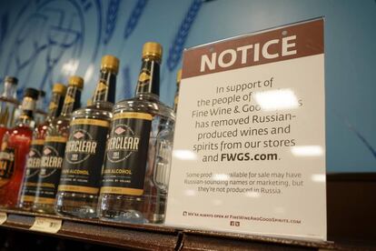 Un cartel en una licorería de estado unidos indica que por solidaridad con Ucrania han removido las bebidas rusas