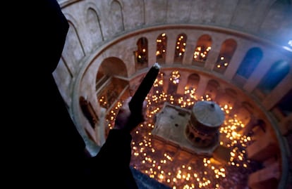 Interior de la iglesia del Santo Sepulcro que muestra la Tumba de Cristo, donde se esparce el Fuego Sagrado, en Jerusalén. El milagro es considerado por los creyentes como la llama del poder de la  Resurrección. Miles de peregrinos encienden velas en la iglesia tradicionalmente considerada como el sitio donde fue la crucifixión, entierro y resurrección de Jesúcristo.