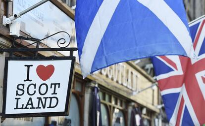 Foto de archivo de banderas de Escocia y Reino Unido.