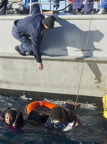 Inmigrantes rescatados por una patrullera de Marruecos.