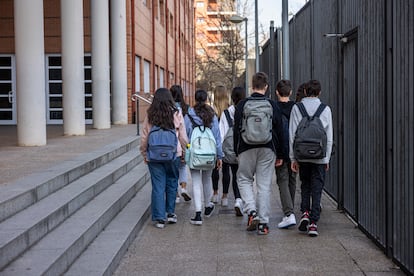 Alumnos a la entrada de un instituto público en Valencia.