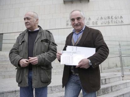 El diputado general de Gipuzkoa, Martin Garitano, y el director foral de Hacienda, Xabier Olano, acuden a los juzgados de San Sebastián para entregar documentación sobre las vacaciones fiscales.