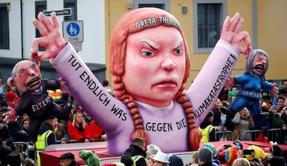 Figura que representa a la activista sueca Greta Thunberg durante el desfile de Rosenmontag.