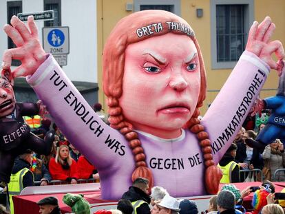 Figura que representa a la activista sueca Greta Thunberg durante el desfile de Rosenmontag.
