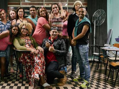 Igreja recebe trans e travestis em reunião semanal