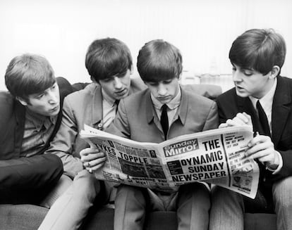 Los Beatles con un ejemplar de 'The Sunday Mirror', el 3 de noviembre de 1963. Desde la izquierda, John Lennon, George Harrison, Ringo Starr y Paul McCartney