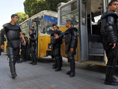 Policias antidisturbios custodian la Embajada Francesa en Tunez. 