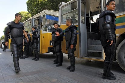 Policias antidisturbios custodian la Embajada Francesa en Tunez. 