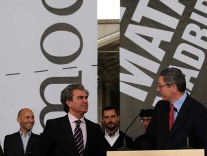 El ministro de Cultura, César Antonio Molina, y el alcalde de Madrid, Alberto Ruiz-Gallardón, durante la firma del acuerdo, en el Matadero de Legazpi (Madrid).