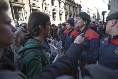 Estudiantes y docentes de la UPC cortan Via Laietana contra los despidos.