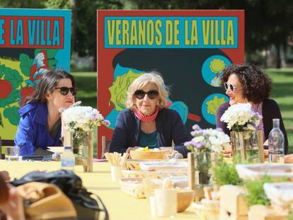 Manuela Carmena, junto a Jetsemaní San Marcos (i) y Maral Kekejian (d), presentan la programación de los Veranos de la Villa en el parque Tierno Galván.
 