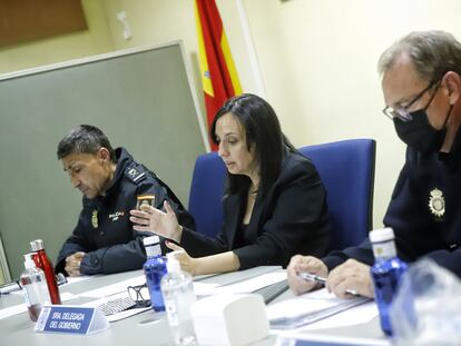 Reunión de la delegada del Gobierno y el jefe superior de Policía con los vecinos de Ciudad Lineal.