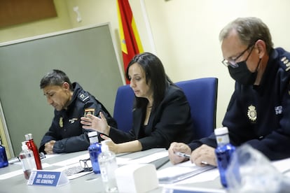 Reunión de la delegada del Gobierno y el jefe superior de Policía con los vecinos de Ciudad Lineal.