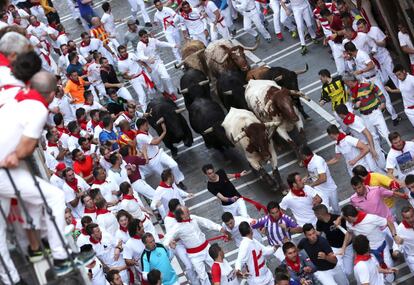 Los toros de la ganadería de Fuente Ymbro son los protagonistas del cuarto encierro de San Fermín por las calles de Pamplona.