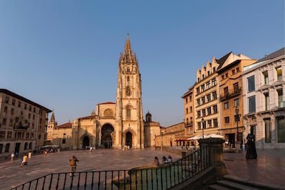 6. Asturias: Plaza de la Catedral de Oviedo.