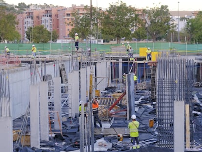 Trabajadores en una obra en Sevilla, en 2022.