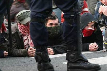 Varios jóvenes se plantan ante la policía al final de la marcha que recorrió las calles de París el pasado jueves.