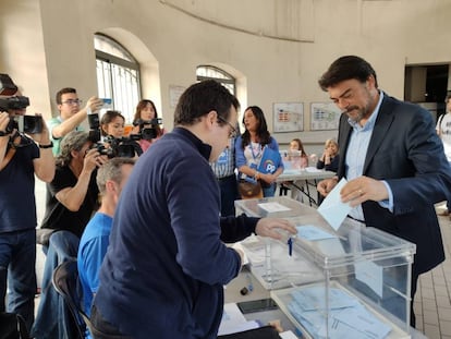 El alcalde popular de Alicante, Luis Barcala, ayer, en la votación.