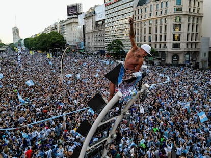 Un hincha celebra el pase de Argentina a la final de la Copa del Mundo, este pasado martes en el Obelisco de Buenos Aires.