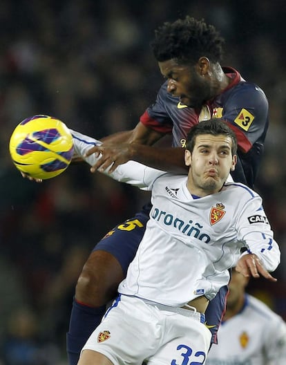 Song pelea un balón con Víctor Rodríguez.