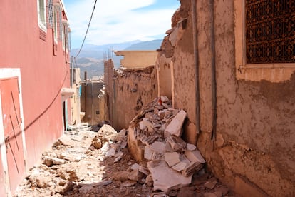 Una calle de Mulai Brahim llena de escombros tras el terremoto.