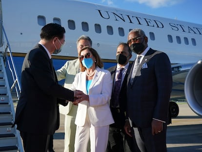 La presidenta de la Cámara de Representantes de Estados Unidos, Nancy Pelosi, despidiéndose de las autoridades locales al irse de Taiwan tras su reciente visita.