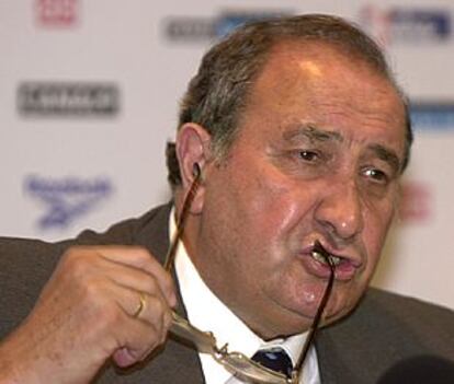 El presidente del Atlético, Jesús Gil, durante la rueda de prensa.