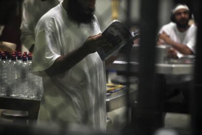 Un detenido lee en el Campo 6 de la prisión de Guantánamo, en marzo de 2010.