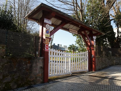 Entrada de la finca de Arbaizenea, en San Sebastián, este martes 13 de febrero.