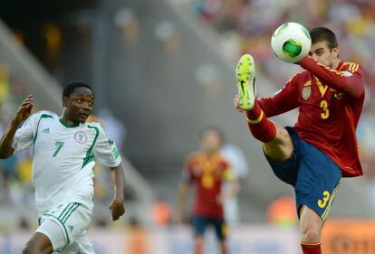 Piqué despeja el balón ante Ahmed Musa.