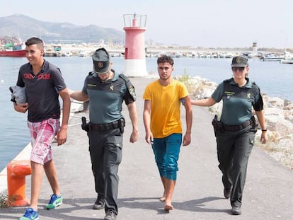 Efectivos de la Guardia Civil atienden en Motril (Granada) a varias de las 120 personas rescatadas en aguas de Alborán el pasado 20 de septiembre. 