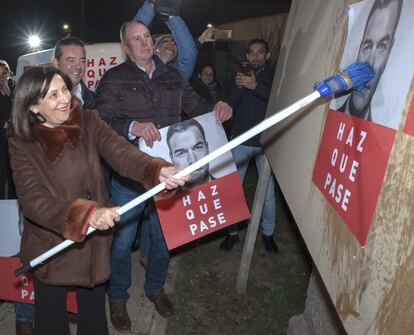 La ministra de Defensa y cabeza de lista del PSOE al Congreso por la provincia de ?vila, Margarita Robles, durante la tradicional pegada de carteles de inicio de campa?a electoral en la localidad abulense de Solosancho. 