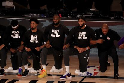 Quinn Cook, LeBron James y Anthony Davis escuchan el himno poco antes del Clippers-Lakers.