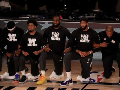 Quinn Cook, LeBron James y Anthony Davis escuchan el himno poco antes del Clippers-Lakers.