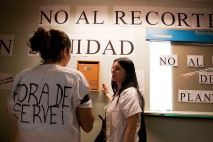 El personal sanitario de la quinta planta del Hospital de la Vall d'Hebrón protestan por el cierre.