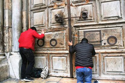 Peregrinos que se han encontrado este domingo con la bas&iacute;lica del Santo Sepulcro cerrada