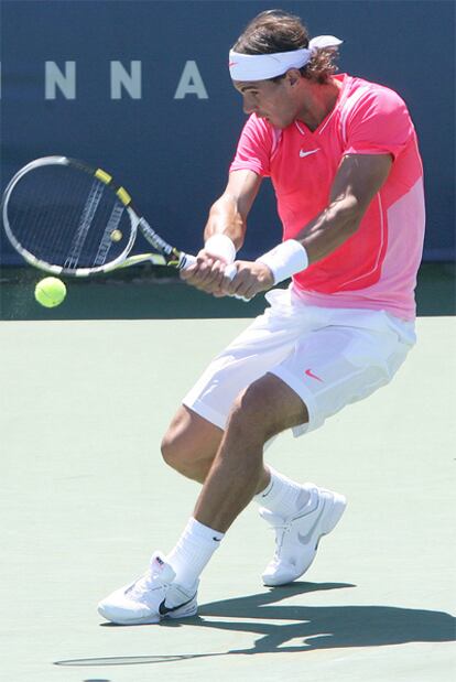 Nadal golpea la pelota durante su partido contra Dent.