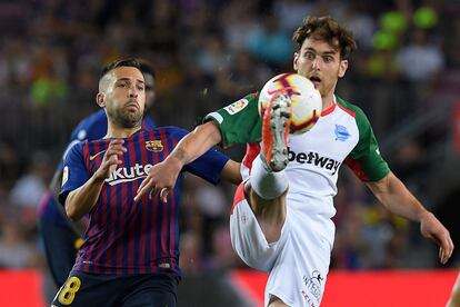 Ibai Gomez y Jordi Alba pelean un balón.